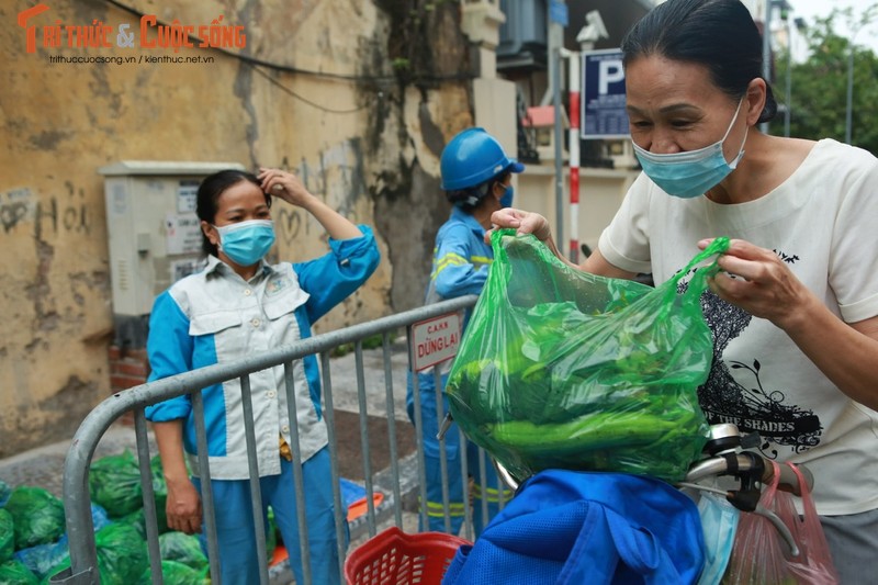 Am long “sap rau 0 dong” cua 2 chi lao cong giua long Ha Noi-Hinh-11