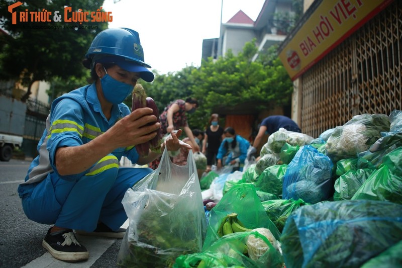 Am long “sap rau 0 dong” cua 2 chi lao cong giua long Ha Noi-Hinh-12