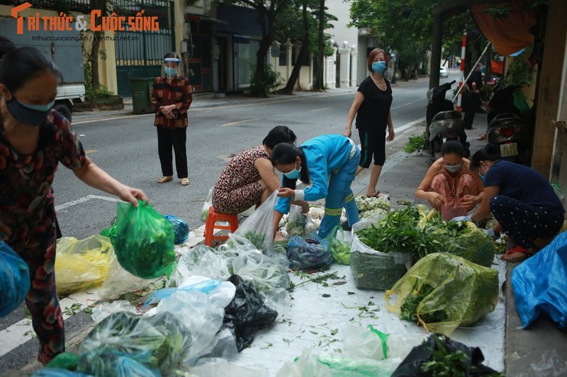 Am long “sap rau 0 dong” cua 2 chi lao cong giua long Ha Noi-Hinh-4