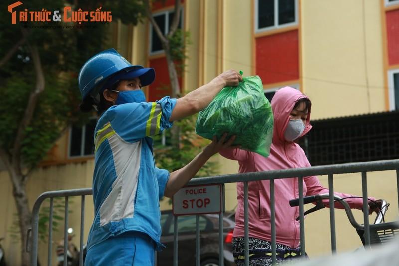 Am long “sap rau 0 dong” cua 2 chi lao cong giua long Ha Noi-Hinh-7