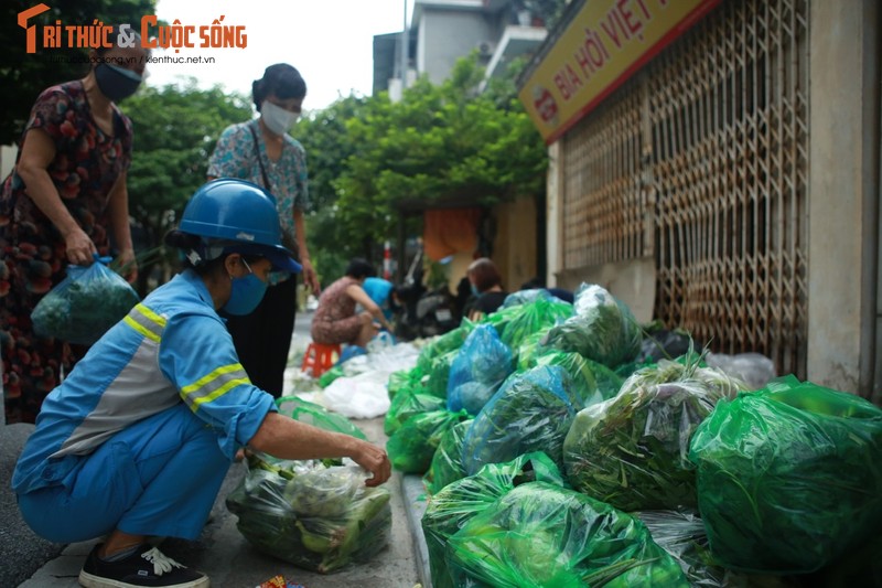 Am long “sap rau 0 dong” cua 2 chi lao cong giua long Ha Noi-Hinh-8