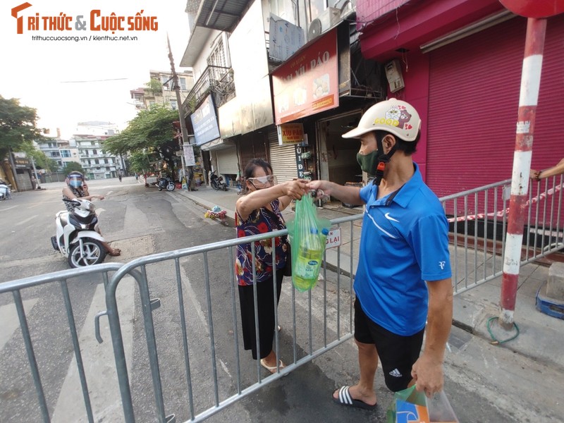 Nguoi dan tat bat mua hang tich tru truoc khi phong toa phuong Van Mieu-Hinh-3