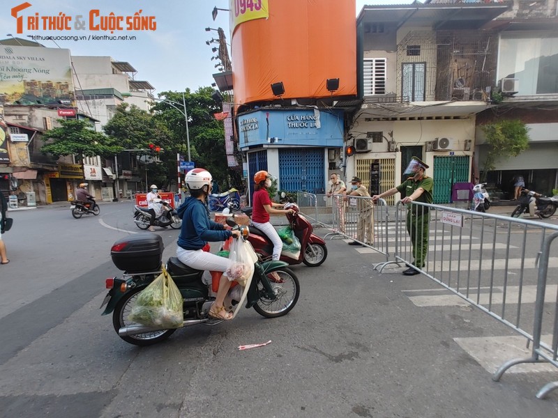 Nguoi dan tat bat mua hang tich tru truoc khi phong toa phuong Van Mieu-Hinh-7