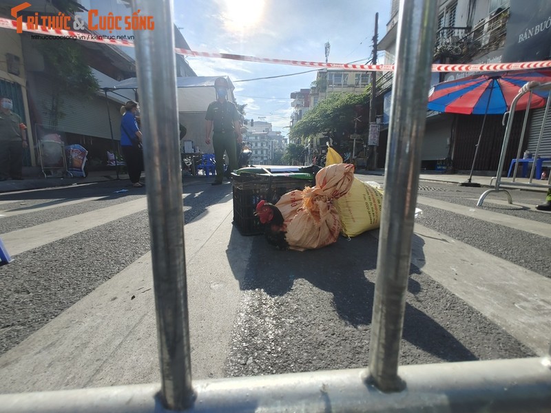 “Shipper ao xanh” doi nang mang hang tan nha nguoi dan khu phong toa-Hinh-7