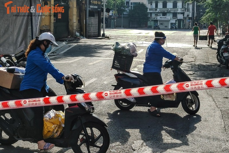 “Shipper ao xanh” doi nang mang hang tan nha nguoi dan khu phong toa-Hinh-8