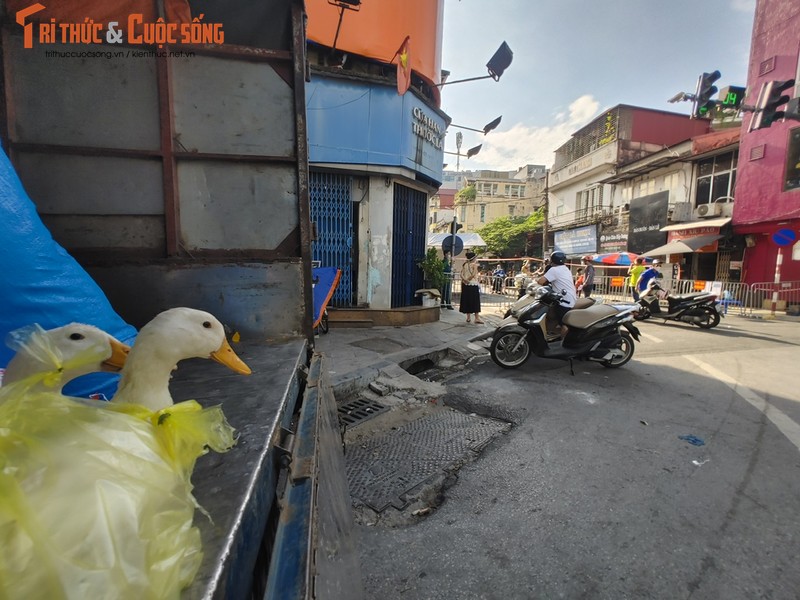 “Shipper ao xanh” doi nang mang hang tan nha nguoi dan khu phong toa-Hinh-9