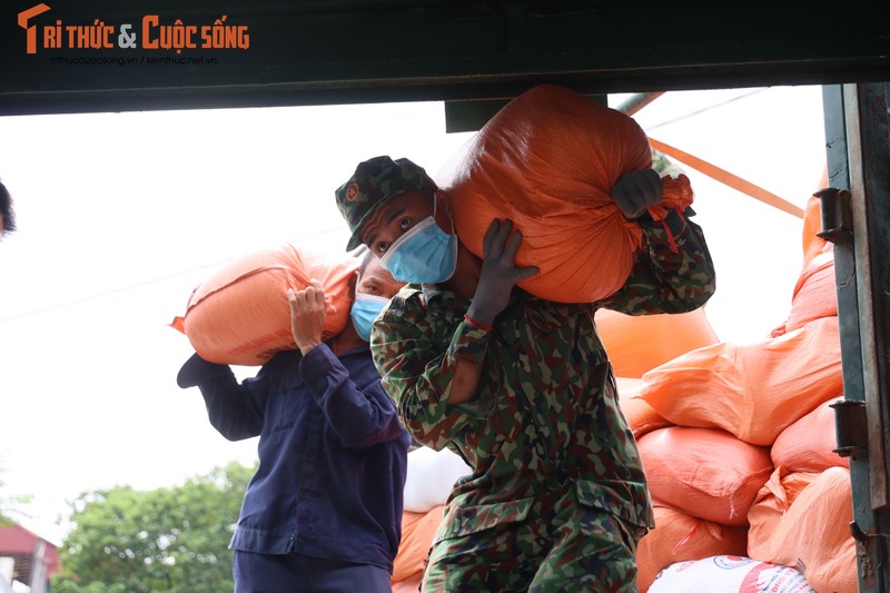 400 tan hang hoa, nhu yeu pham len duong vao Nam “tiep suc” chong dich COVID-19-Hinh-2