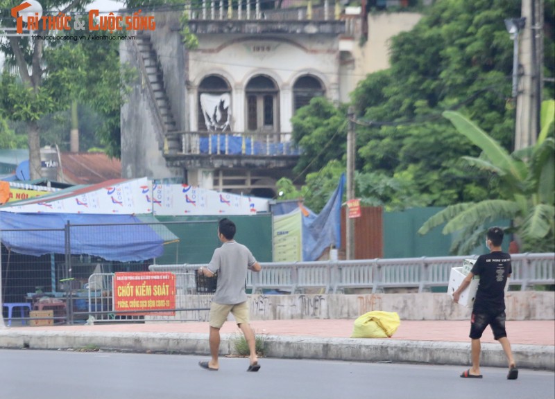 Co Nhue 2: Nguoi dan vuot rao, thong chot di cho... 