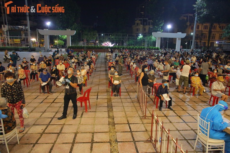 Nguoi dan Ha Noi di tiem vac xin trong toi muon