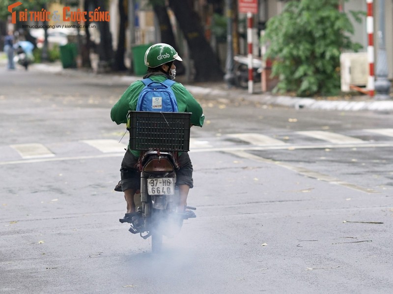 Xuc dong be trai 4 tuoi theo bo di ship hang khap Ha Noi-Hinh-11