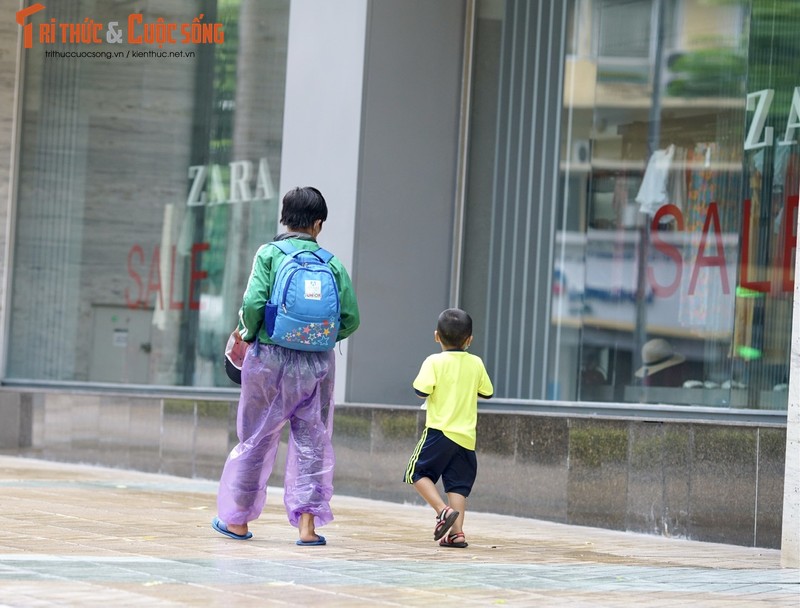 Xuc dong be trai 4 tuoi theo bo di ship hang khap Ha Noi