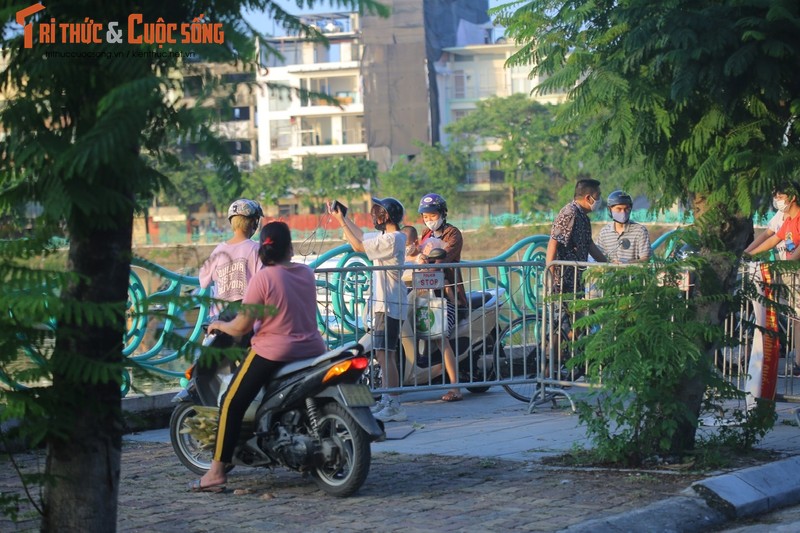 Cho tap the duc, nguoi dan van phai chui rao khi di quanh Ho Tay-Hinh-2