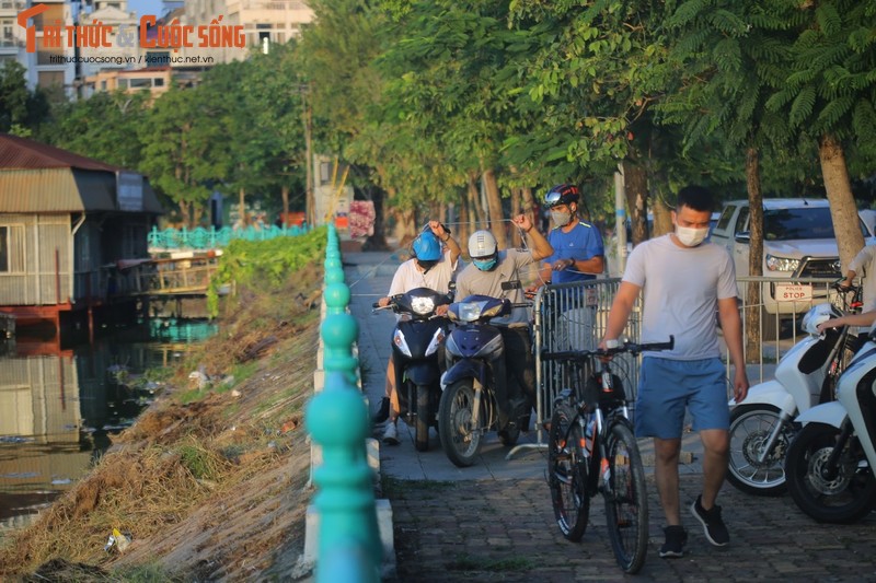 Cho tap the duc, nguoi dan van phai chui rao khi di quanh Ho Tay-Hinh-4