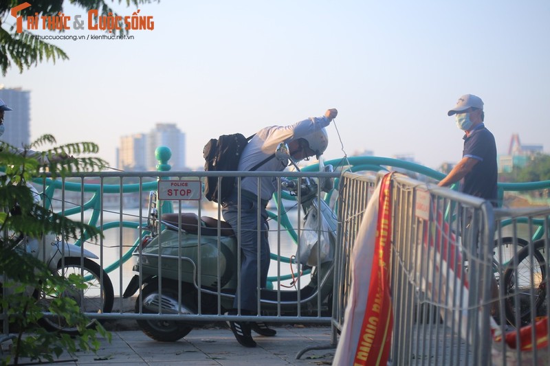 Cho tap the duc, nguoi dan van phai chui rao khi di quanh Ho Tay-Hinh-7