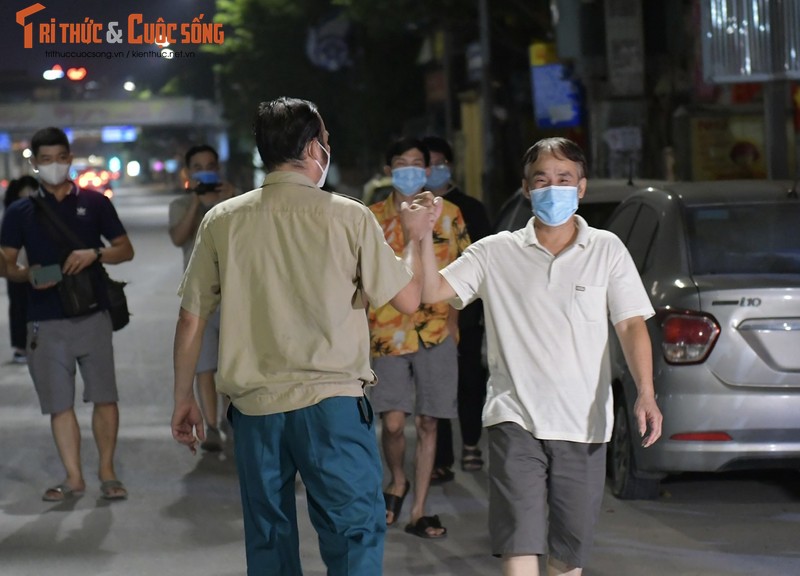 Ha Noi: Dan vui mung khi TP go phong toa o dich 328 Nguyen Trai-Hinh-10