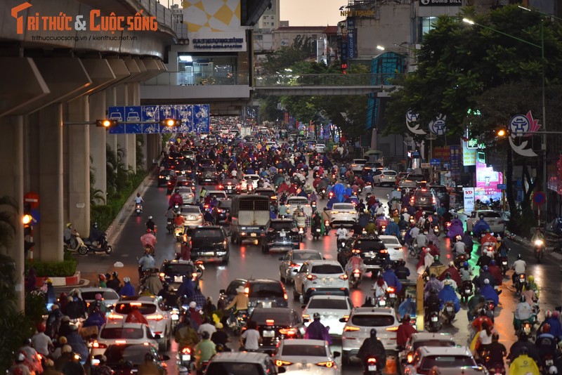 Sau mua lon, duong Ha Noi thanh bien nguoi, di ca chuc phut moi qua nga tu-Hinh-12