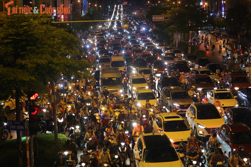 Sau mua lon, duong Ha Noi thanh bien nguoi, di ca chuc phut moi qua nga tu-Hinh-7