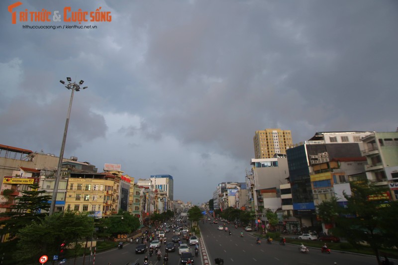 Sau mua lon, duong Ha Noi thanh bien nguoi, di ca chuc phut moi qua nga tu