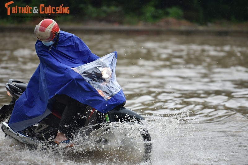 Duong pho Ha Noi thanh bien nuoc, xe may “chay” o to nhu... ma duoi-Hinh-10