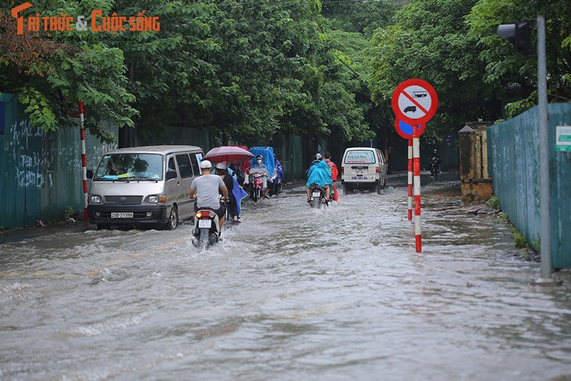 Duong pho Ha Noi thanh bien nuoc, xe may “chay” o to nhu... ma duoi-Hinh-13