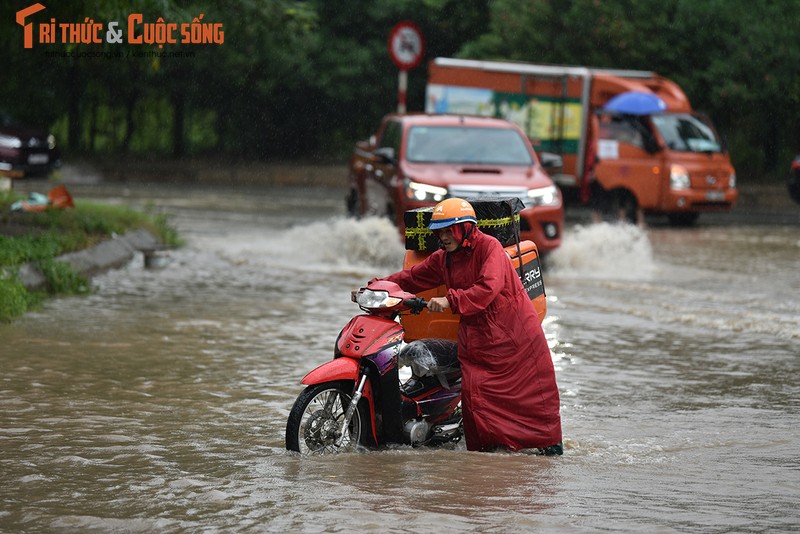 Duong pho Ha Noi thanh bien nuoc, xe may “chay” o to nhu... ma duoi-Hinh-2