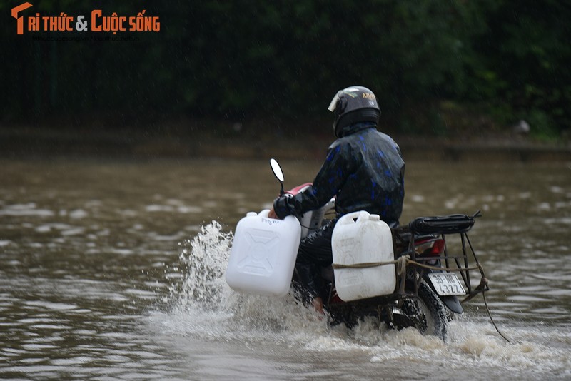 Duong pho Ha Noi thanh bien nuoc, xe may “chay” o to nhu... ma duoi-Hinh-4