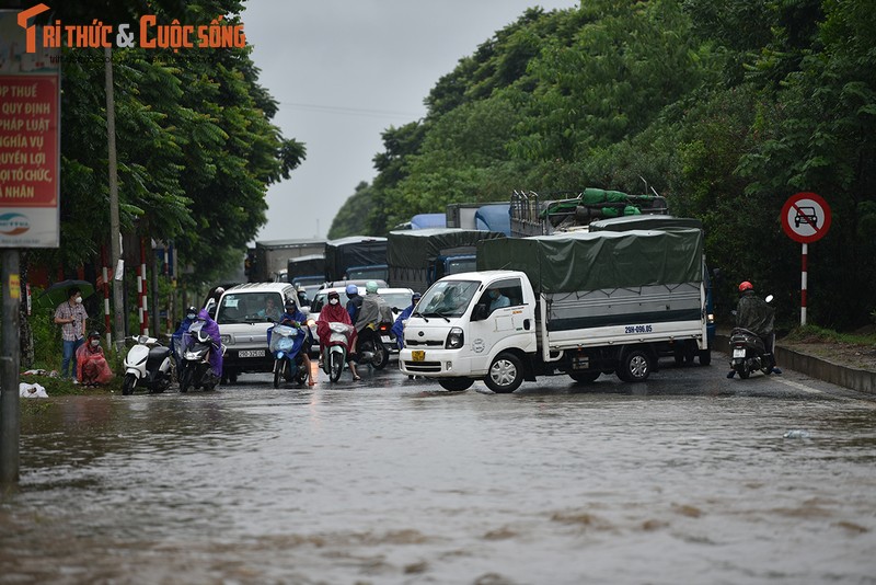 Duong pho Ha Noi thanh bien nuoc, xe may “chay” o to nhu... ma duoi