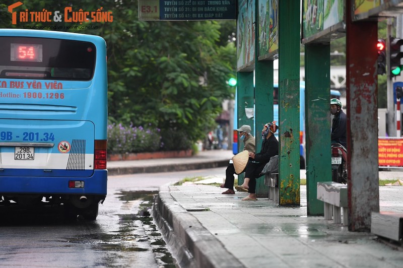 Ha Noi: Ngay dau xe buyt hoat dong tro lai, moi chuyen lac dac 1-2 khach-Hinh-7