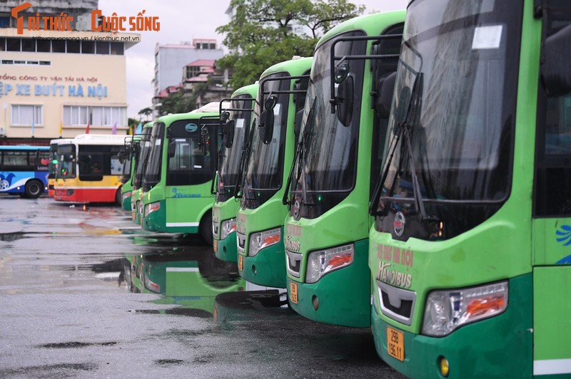 Ha Noi: Ngay dau xe buyt hoat dong tro lai, moi chuyen lac dac 1-2 khach