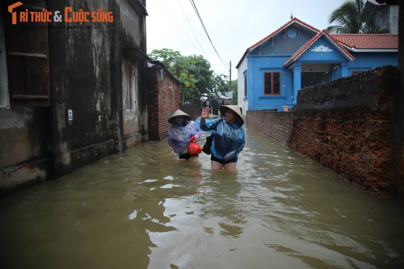 Mua lon keo dai, hang tram ho dan tai Ha Noi ngap sau trong nuoc-Hinh-4