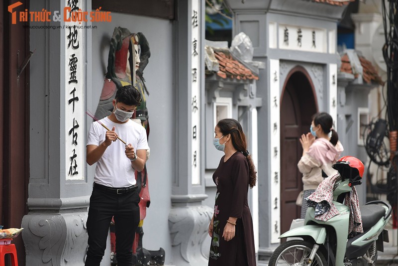 Trai xinh, gai dep tap nap toi Chua Ha cau duyen ngay 20/10-Hinh-3