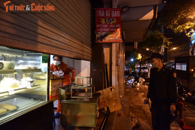 Ha Noi: Hang quan mo qua 21 gio, cong an di nhac moi dong cua-Hinh-6