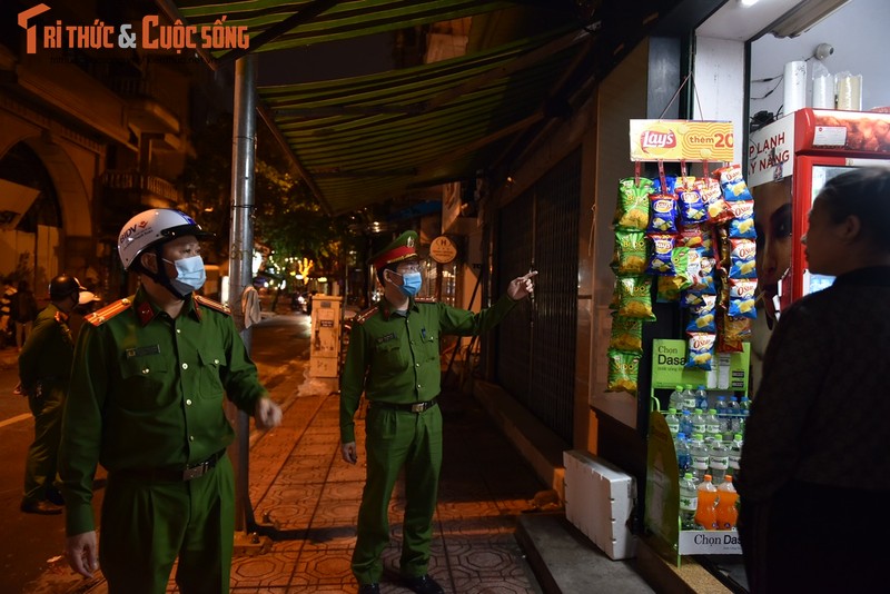 Ha Noi: Hang quan mo qua 21 gio, cong an di nhac moi dong cua-Hinh-7