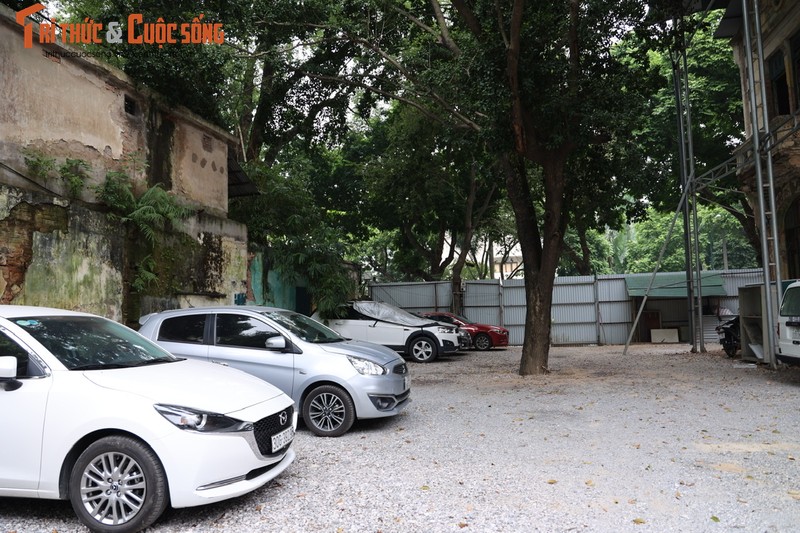 Ha Noi: Xot xa canh biet thu co giua pho thanh diem giu xe o to-Hinh-10