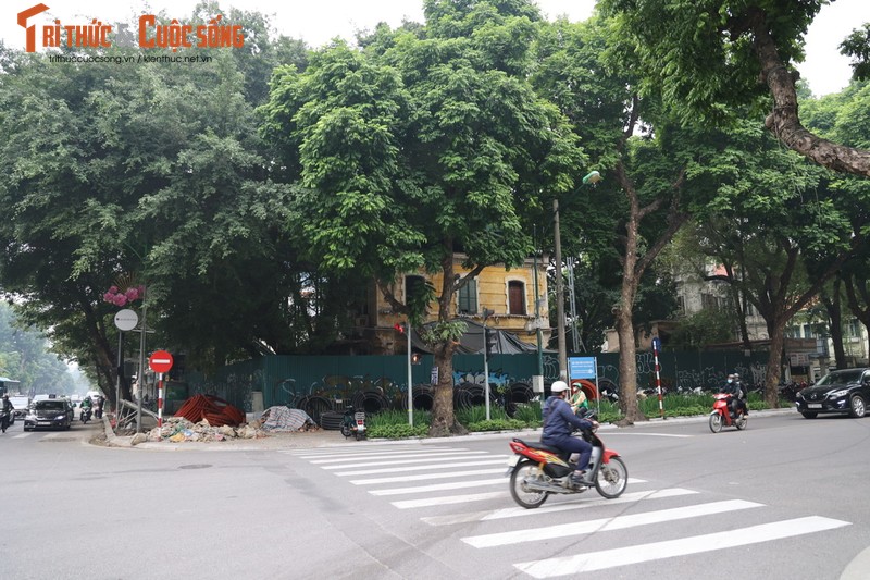 Ha Noi: Xot xa canh biet thu co giua pho thanh diem giu xe o to