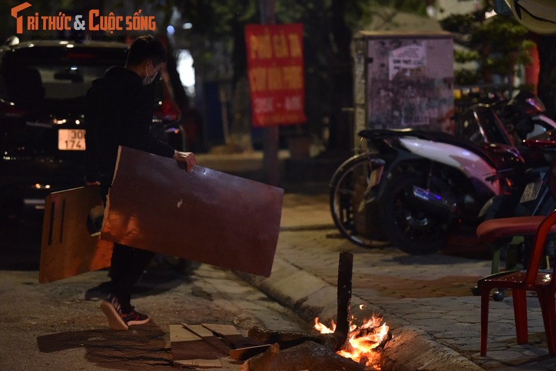 Nhiet do giam sau, nguoi dan Ha Noi dot lua suoi am chong ret-Hinh-7