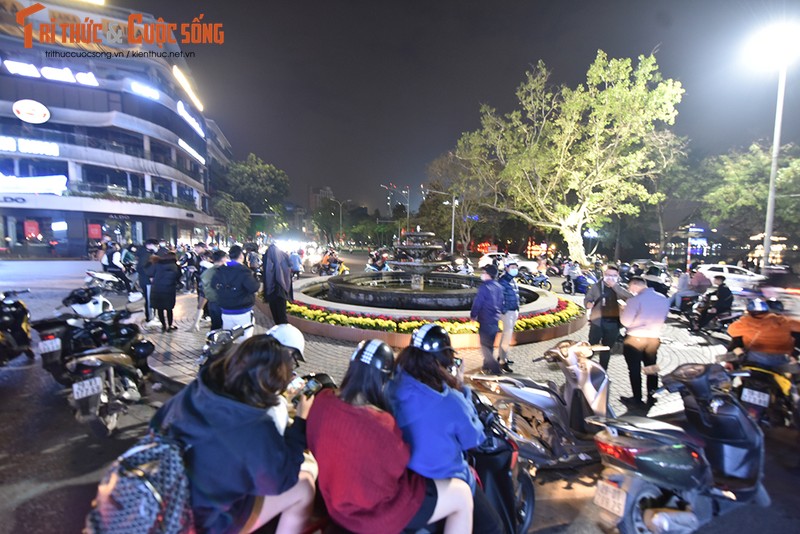 Nguoi dan Ha Noi “quen” khau trang check-in don nam moi