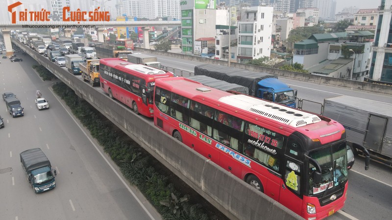 Xe tai lat ngang duong khien Vanh dai 3 tren cao ket cung-Hinh-2