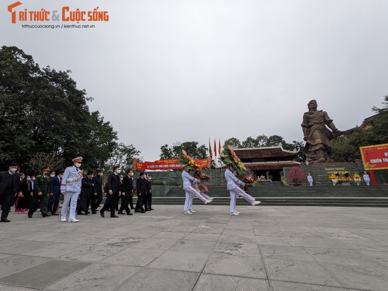 Lanh dao Thanh pho Ha Noi dang huong tuong dai vua Quang Trung-Hinh-2