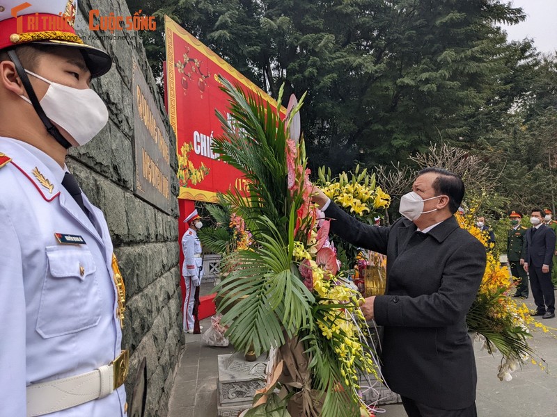 Lanh dao Thanh pho Ha Noi dang huong tuong dai vua Quang Trung-Hinh-6