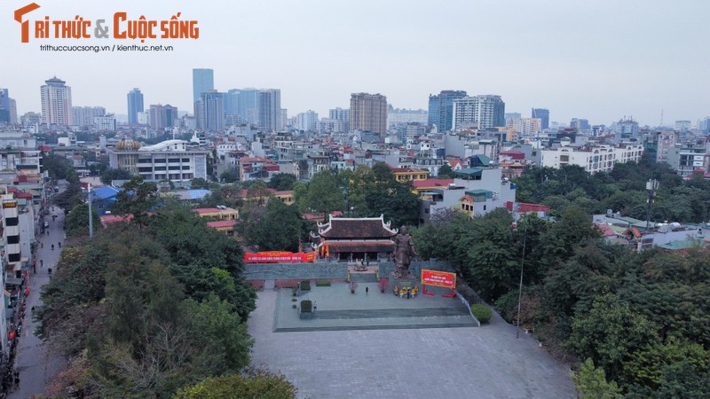 Lanh dao Thanh pho Ha Noi dang huong tuong dai vua Quang Trung