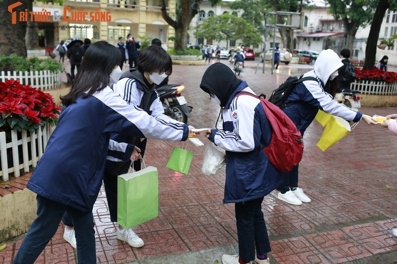 Ngay dau tro lai truong: Hoc sinh Ha Noi li xi tho phong chong dich cho ban be-Hinh-5