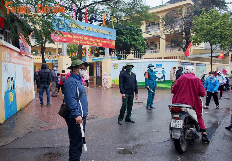 Hoc sinh duoi 12 tuoi di hoc tro lai, truong khong nhan ban tru