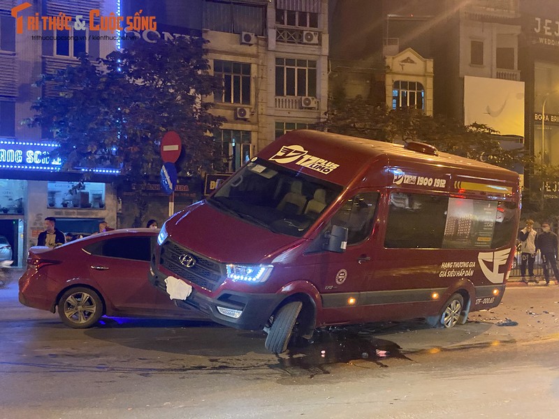 Hien truong vu tai nan kinh hoang ngay giua duong pho Ha Noi-Hinh-3